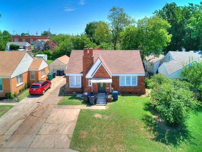 property at 2204 N Hood St