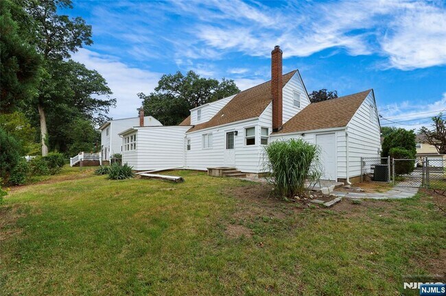 35-10 Linwood Rd in Fair Lawn, NJ - Building Photo - Building Photo