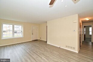 592 Wrensong Rd in Yardley, PA - Building Photo