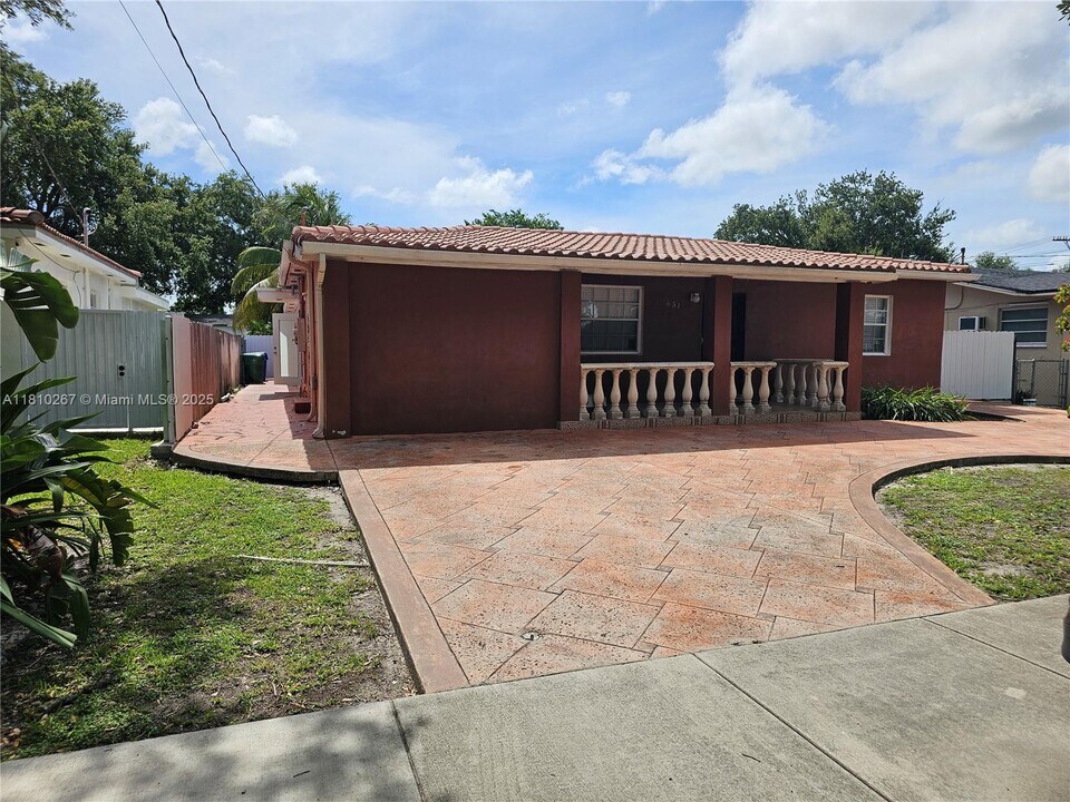 651 SW 66th Ave in Miami, FL - Building Photo