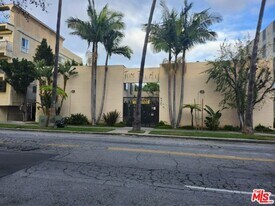 530 Normandie Ave in Los Angeles, CA - Building Photo