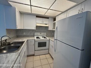 987 Sonesta Ave NE, Unit 108 in Palm Bay, FL - Foto de edificio - Building Photo