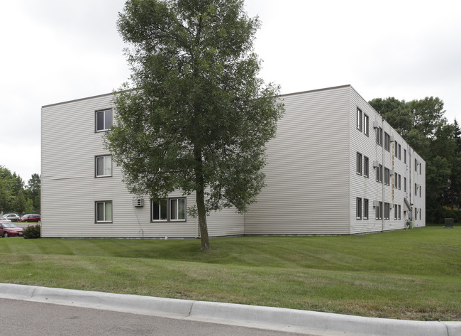 Buffalo Court Apartments in Buffalo, MN - Foto de edificio - Building Photo