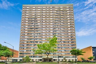 6030 N Sheridan Rd in Chicago, IL - Building Photo
