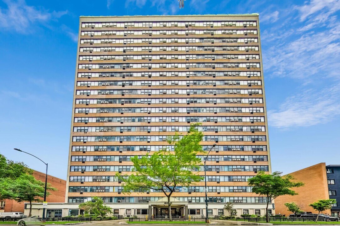 6030 N Sheridan Rd in Chicago, IL - Building Photo