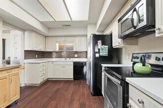 5200 Keller Springs Rd in Dallas, TX - Foto de edificio - Building Photo