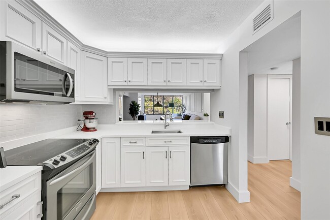 2660 Carambola Cir N, Unit 202 in Coconut Creek, FL - Foto de edificio - Building Photo