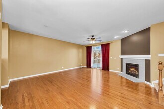 3345 Kentshire Cir in Aurora, IL - Building Photo - Building Photo