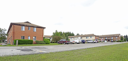 Drakeshire Apartments in Lapeer, MI - Foto de edificio - Building Photo