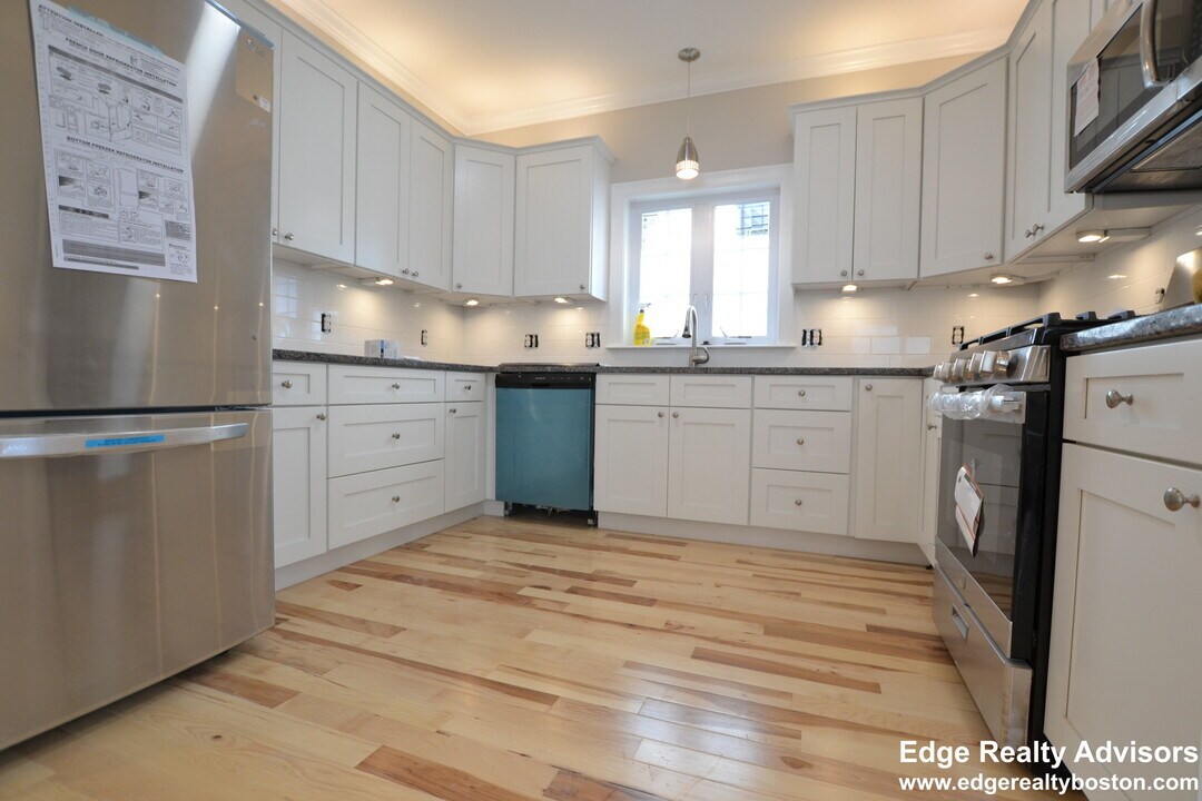 168 Bigelow St in Boston, MA - Building Photo