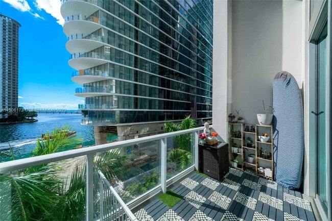 300 S Biscayne Blvd, Unit 410 in Miami, FL - Foto de edificio - Building Photo