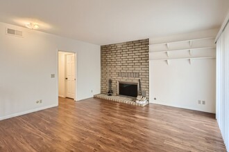 14249 Barrymore St in San Diego, CA - Foto de edificio - Building Photo