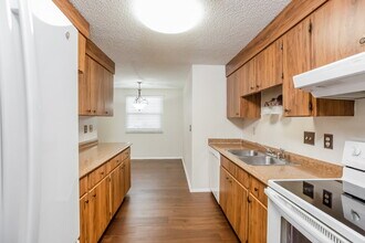 6205 37th Ave W in Bradenton, FL - Foto de edificio - Building Photo