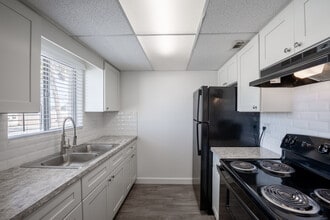 Golfview Apartments in Daytona Beach, FL - Building Photo - Interior Photo