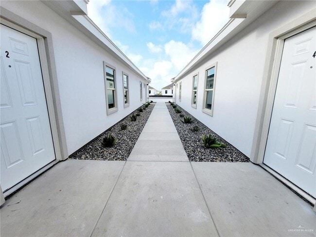 5805 Sandpiper Ave, Unit 3 in Palmhurst, TX - Building Photo - Building Photo