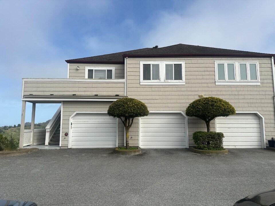 671 Pointe Pacific Dr in Daly City, CA - Building Photo