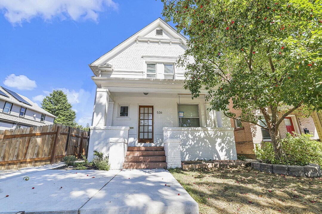 Stylish Governors' Park 1 bed/1 bath apartment near Cherry Creek Trail in Denver, CO - Foto de edificio