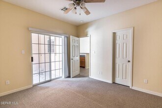 3150 N Yarbrough Dr in El Paso, TX - Building Photo - Building Photo