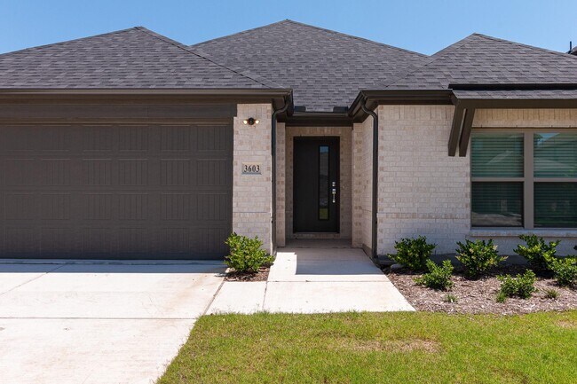 3603 Ray Roberts Dr in Farmersville, TX - Foto de edificio - Building Photo