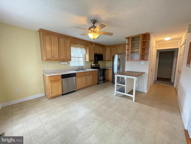 588 Wakefield Dr in Colonial Beach, VA - Building Photo - Building Photo