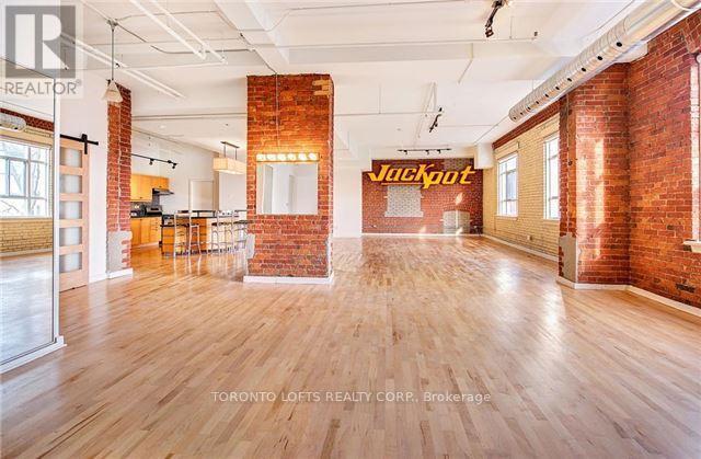 426-426 Queen St E in Toronto, ON - Building Photo