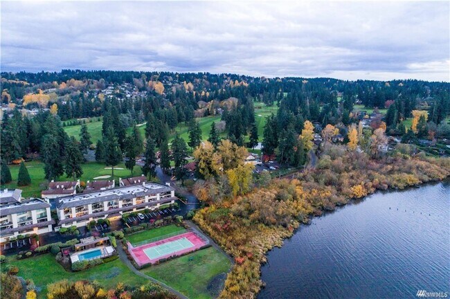 16929 Inglewood Rd NE in Kenmore, WA - Foto de edificio - Building Photo