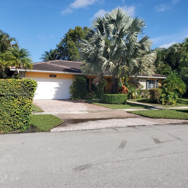 16621 Royal Poinciana Dr in Weston, FL - Foto de edificio - Building Photo