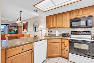 600 Neapolitan Way in Naples, FL - Building Photo - Building Photo