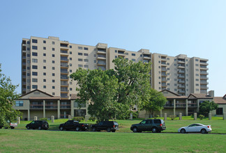 Towers Of Town Lake in Austin, TX - Building Photo - Building Photo