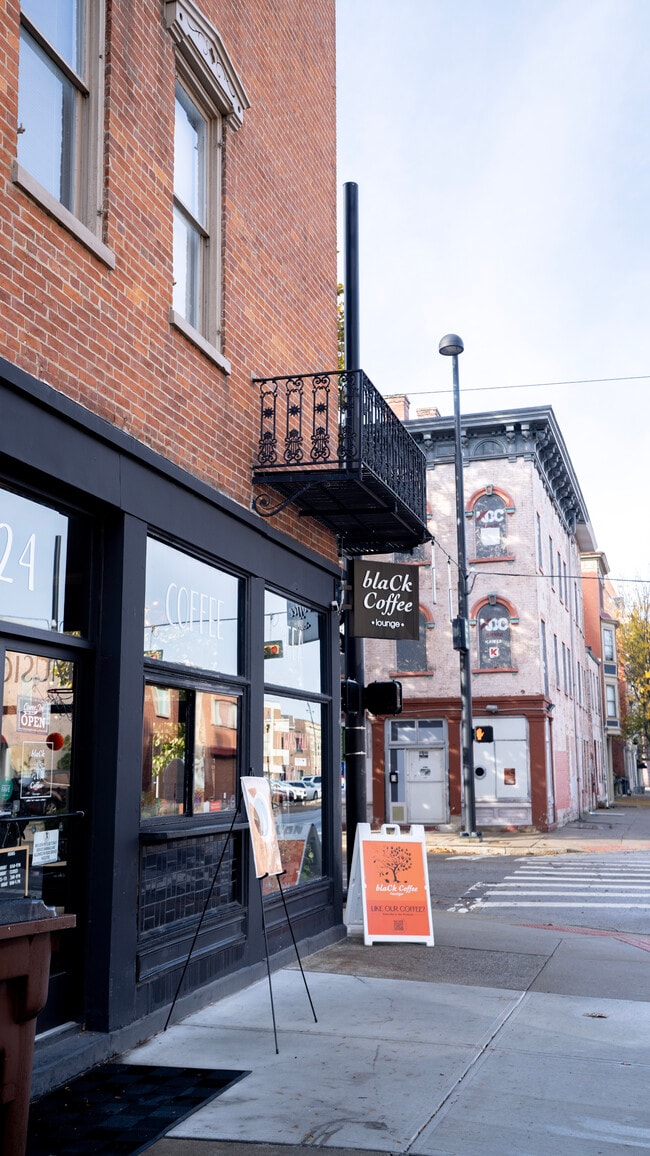 137 W 9th St, Unit 1 in Cincinnati, OH - Foto de edificio - Building Photo