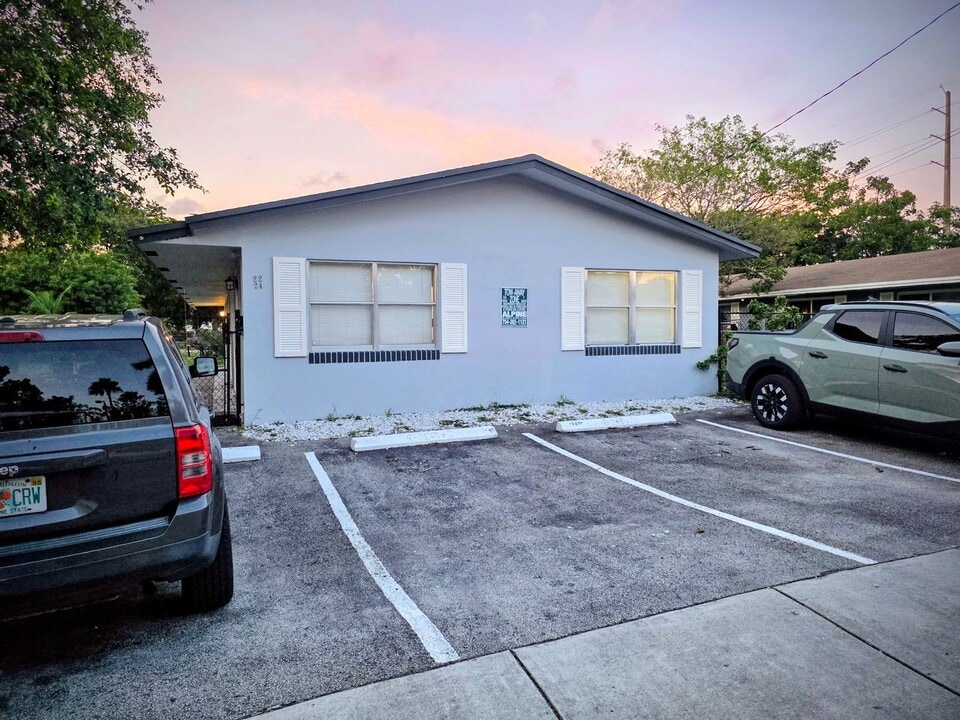 22-24 SW 10th St in Hallandale Beach, FL - Building Photo