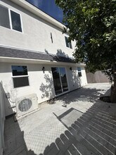 7806 Ferncola Ave in Sun Valley, CA - Foto de edificio - Building Photo