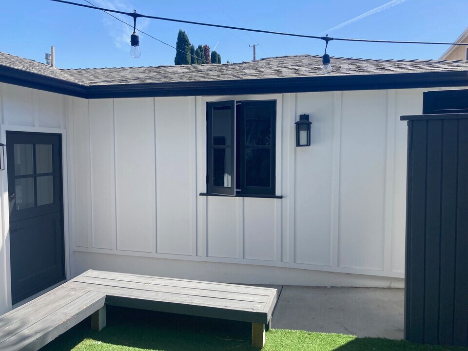 8416 Glider Ave in Westchester, CA - Building Photo