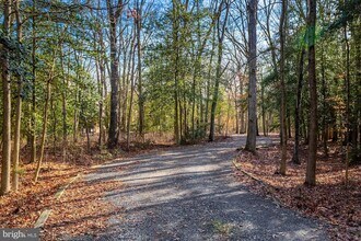 1322 Commissioners Rd in Mullica Hill, NJ - Foto de edificio - Building Photo