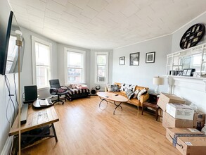 885 E 4th St, Unit 3 in Boston, MA - Foto de edificio - Building Photo