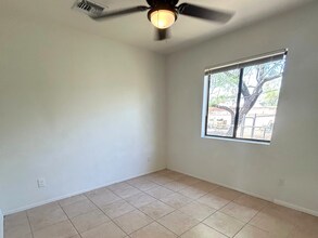 815 E Lester St, Unit 2 in Tucson, AZ - Foto de edificio - Building Photo