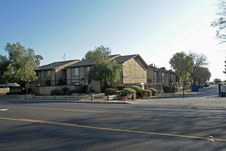 Pepper Tree Apartments in Madera, CA - Foto de edificio - Building Photo