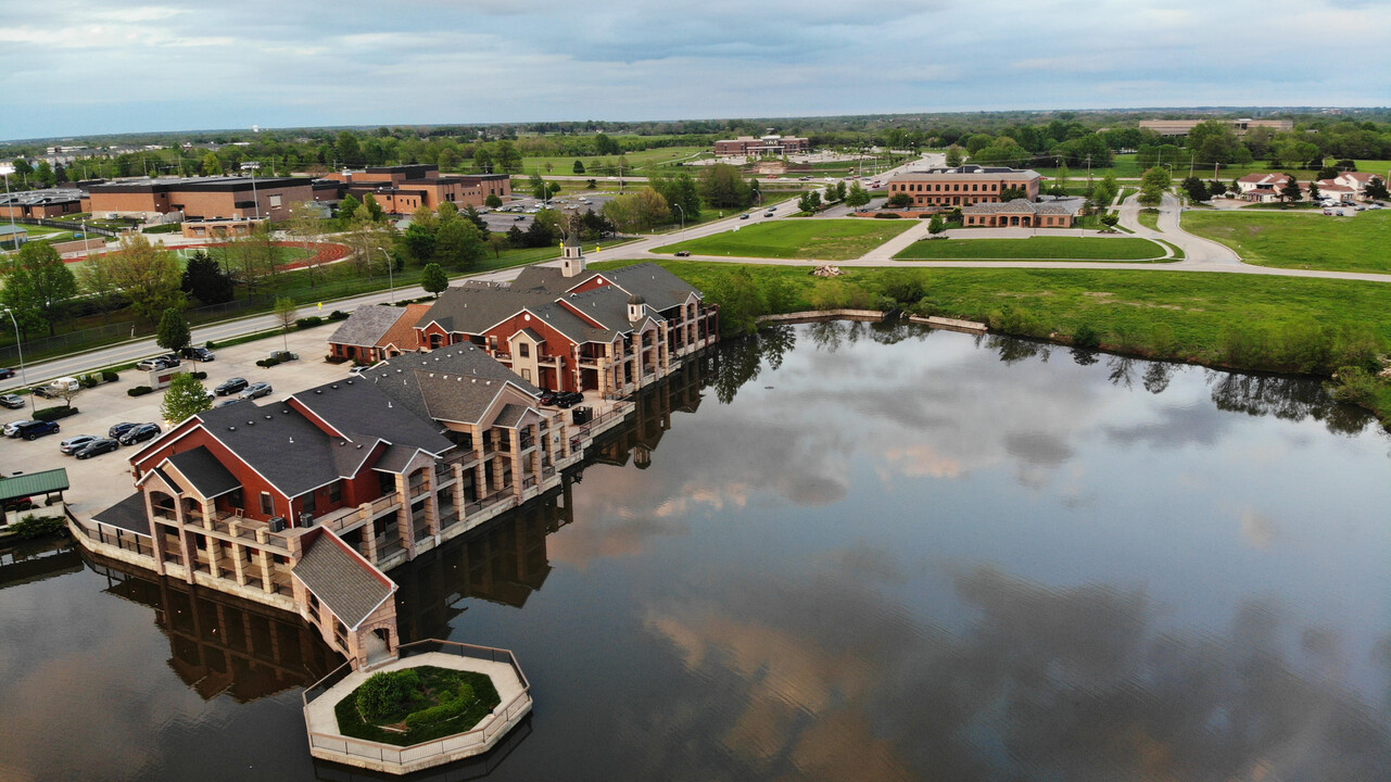 Swan Lake in Columbia, MO - Building Photo