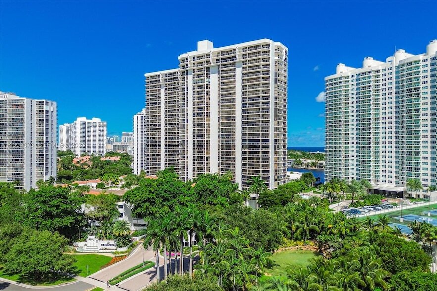 20281 E Country Club Dr, Unit 1412 in Aventura, FL - Building Photo
