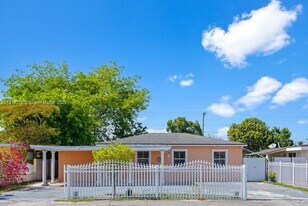 911 E 32nd St in Hialeah, FL - Building Photo