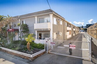 18414 Collins St in Tarzana, CA - Foto de edificio - Building Photo