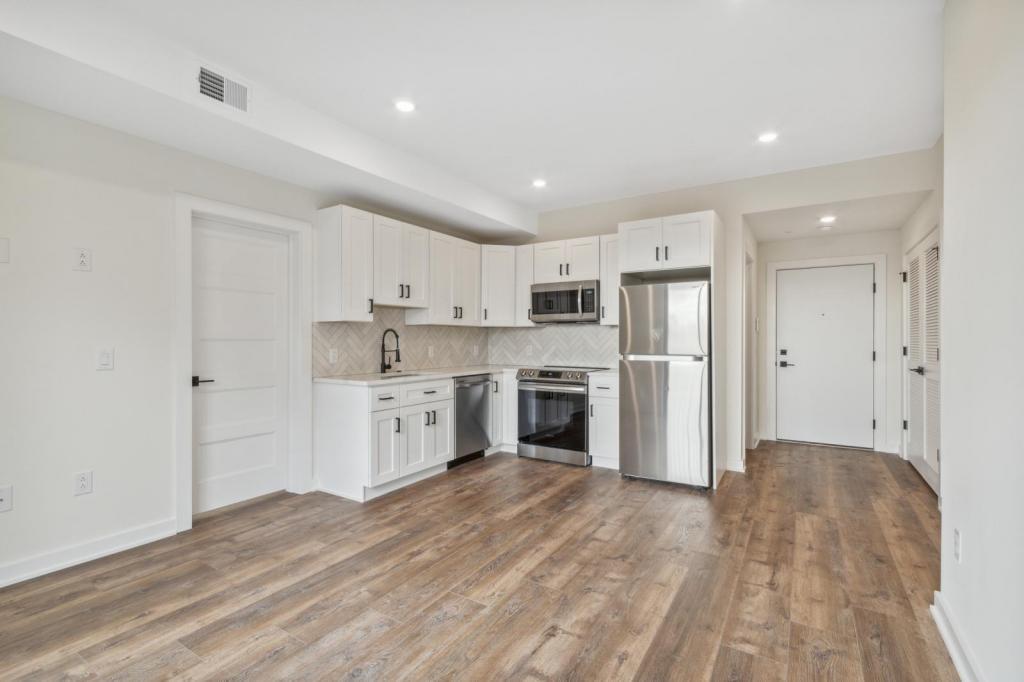 6211 Woodbine Ave in Philadelphia, PA - Building Photo