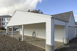 Alcott Olmsted in Olmsted Twp, OH - Building Photo - Building Photo