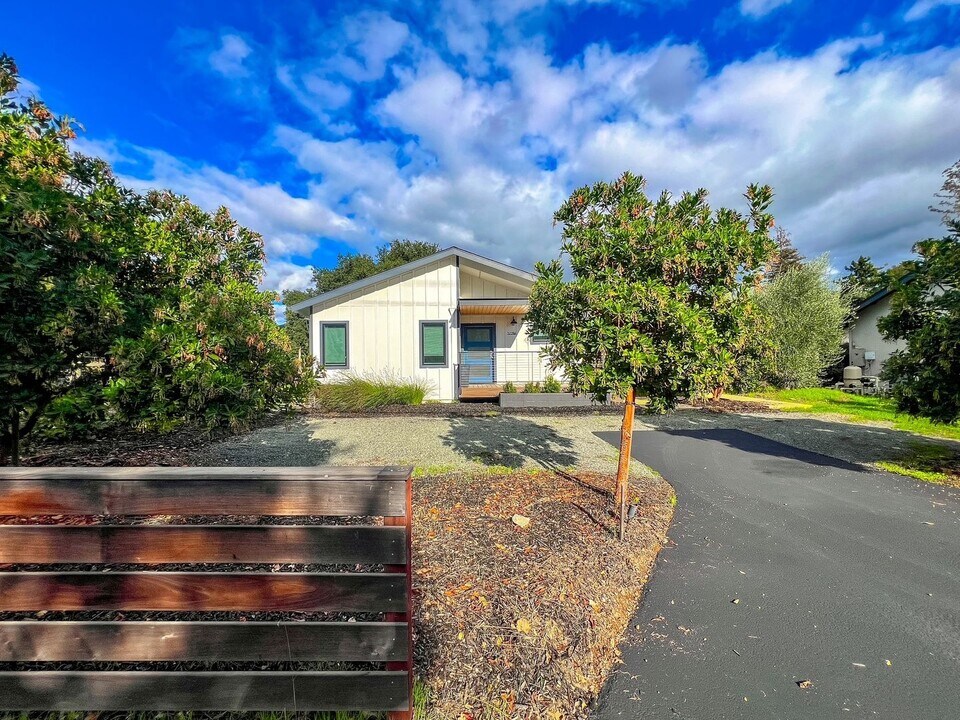 3228 Vichy Ave in Napa, CA - Building Photo