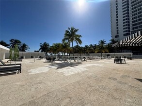 4925 Collins Ave in Miami, FL - Building Photo - Building Photo