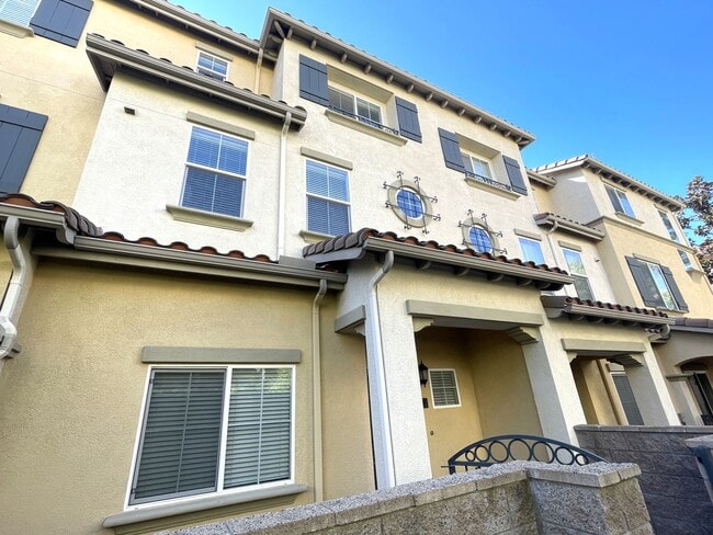 15645 Odyssey Dr in Granada Hills, CA - Building Photo - Building Photo