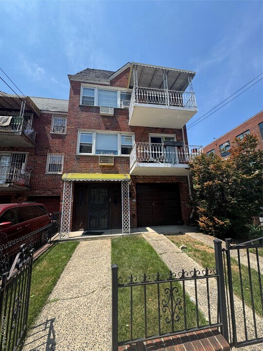 43-04 72nd St in Queens, NY - Foto de edificio