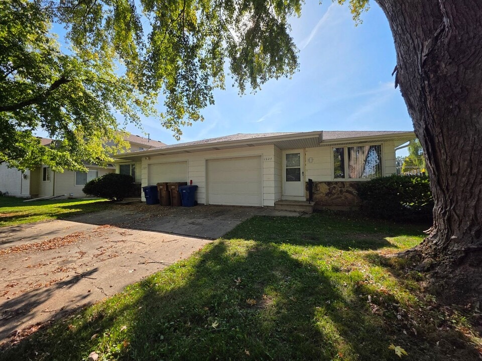 1527-1529 Greendale St in Menasha, WI - Building Photo