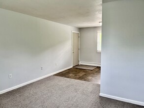 608 Norwich Ave, Unit 12 in Colchester, CT - Building Photo - Building Photo