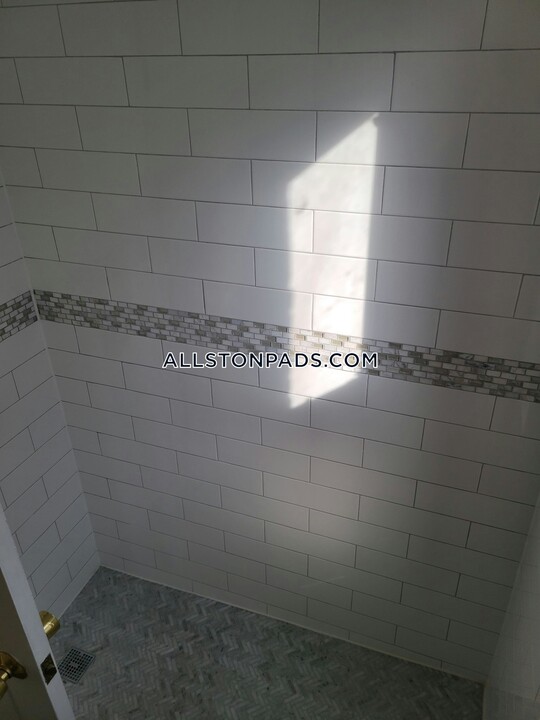 12 Farrington Ave in Boston, MA - Building Photo